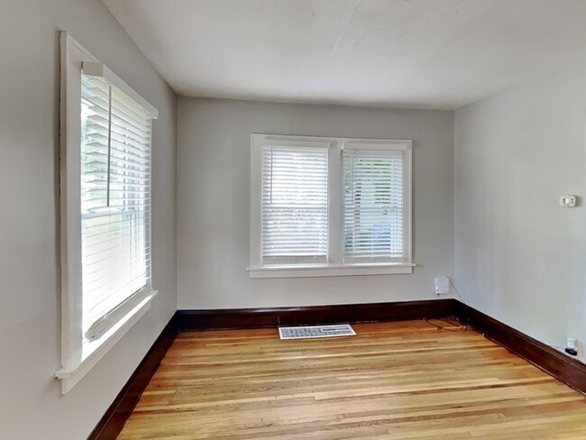 Foto del edificio - 2504 E 42nd St