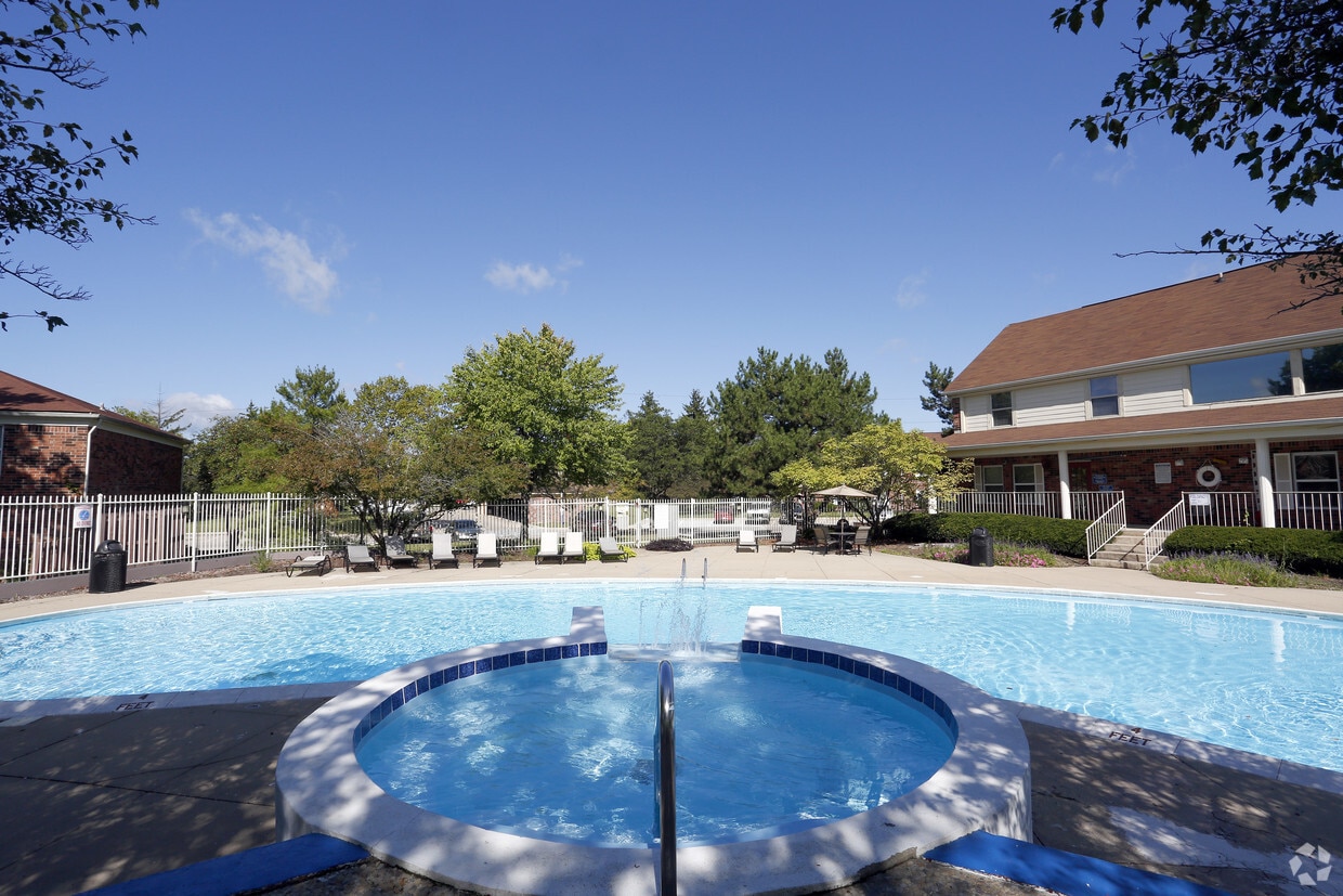 Primary Photo - Spinnaker Court Apartments