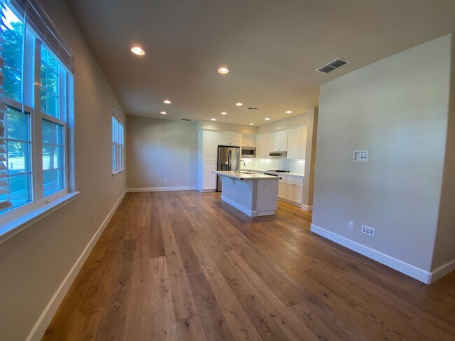 Foto del edificio - Pleasanton End Unit Andares Townhouse 3 BD...