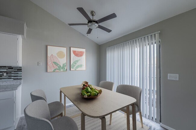Foto del edificio - Spacious Two Bedroom Townhome with Private Patio!
