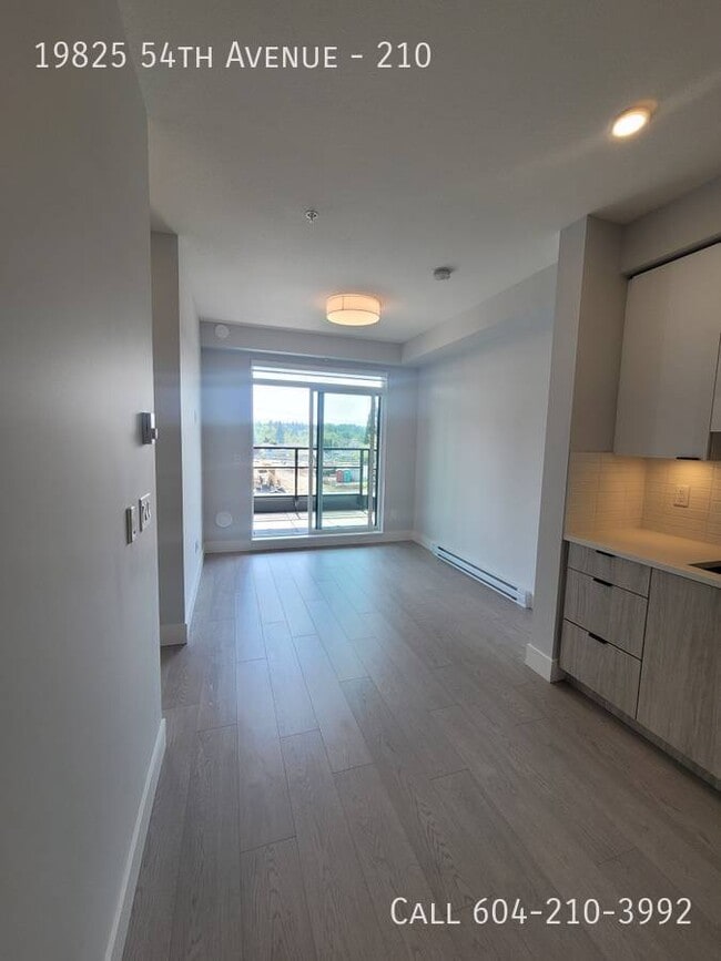 Building Photo - Move-in Ready with 1/2 month free