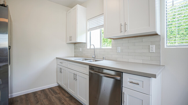 Building Photo - 607 N Orange Dr