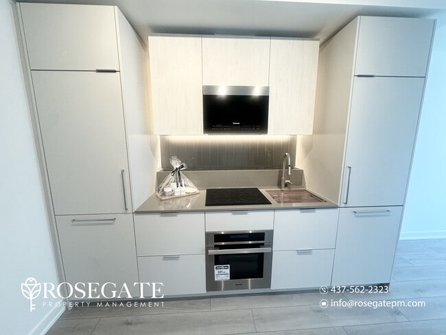 Building Photo - 2-Bedroom Condo with Parking, Private Garage, Locker & Balcony in Mississauga