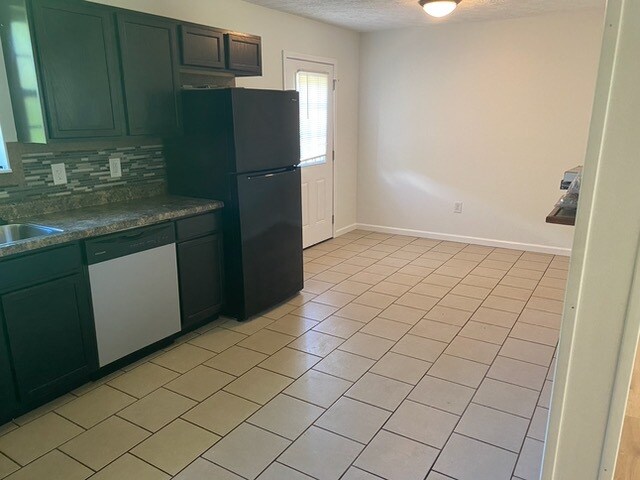 Building Photo - 560 Academy Dr