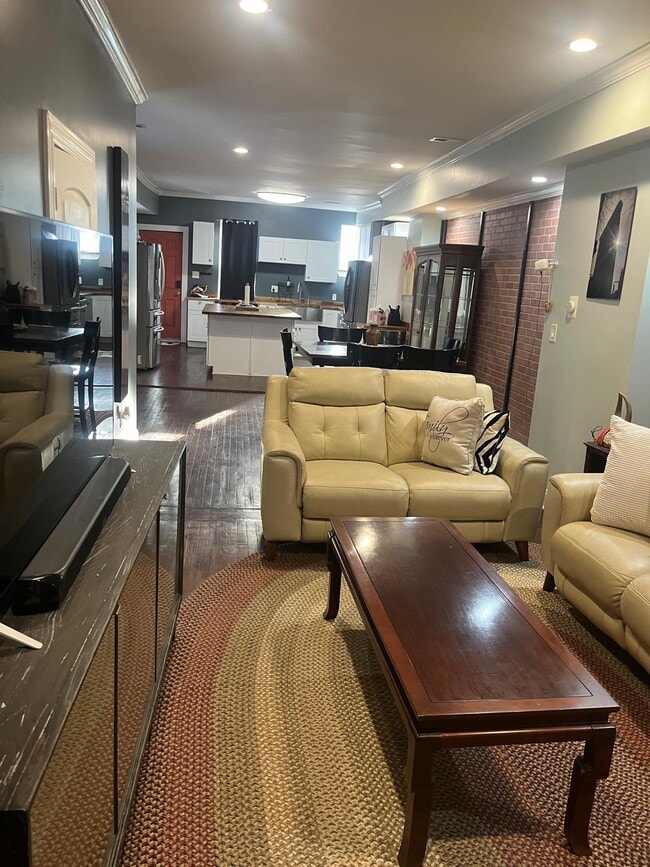 Photo - 533 Leon St Townhome