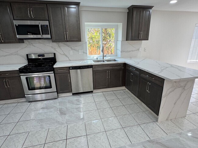 Foto del edificio - Beautiful 4 Bedroom in Rancho San Diego