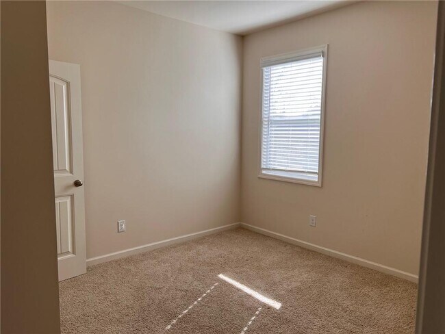 Building Photo - 76 Wayside Terrace