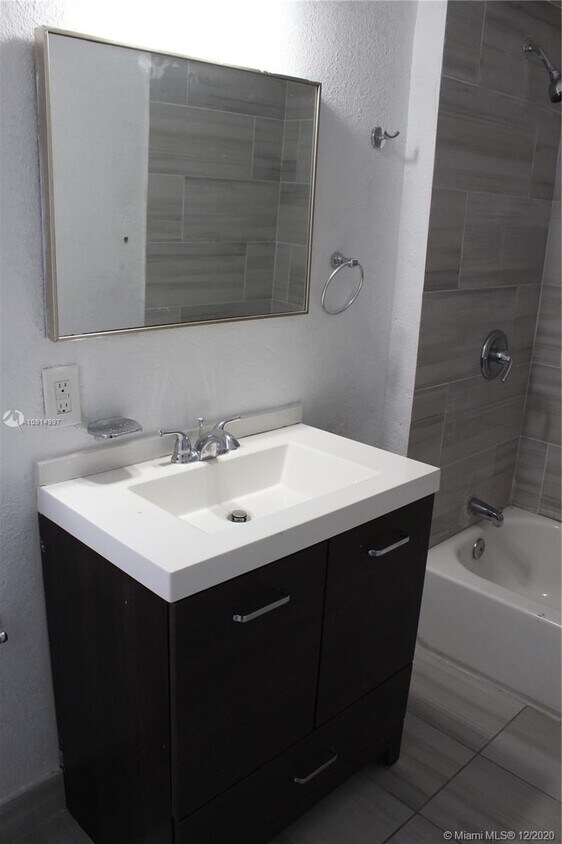 Foto del edificio - 876 SW 2nd St