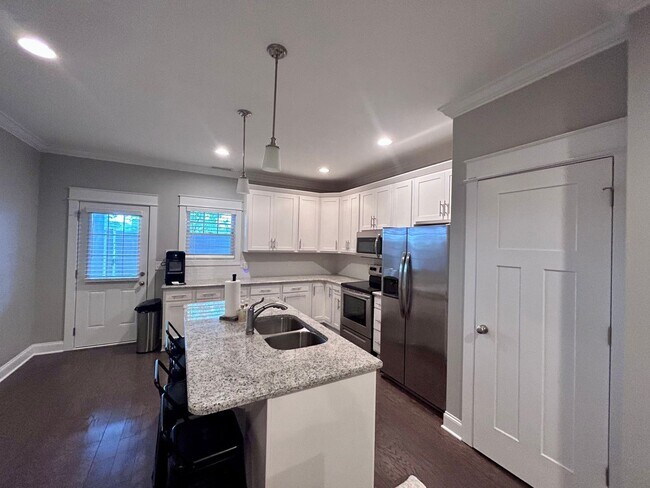 Building Photo - 2 br, 2.5 bath House - 1019 N Maple St. Un...