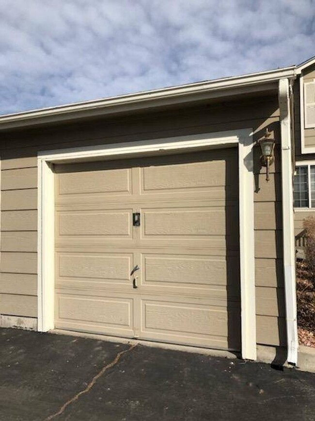 Building Photo - Great Upper Unit Condo w/1-Car Detached Ga...