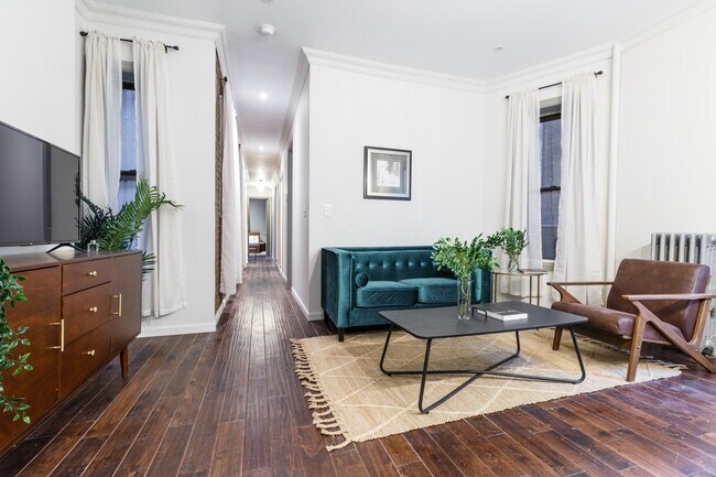 Building Photo - ROOM ONLY in 4-bed/2.0-bath Home