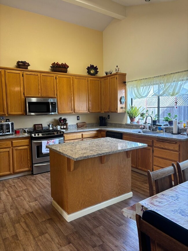 Building Photo - Unfurnished 3 bedroom 2 bath Home