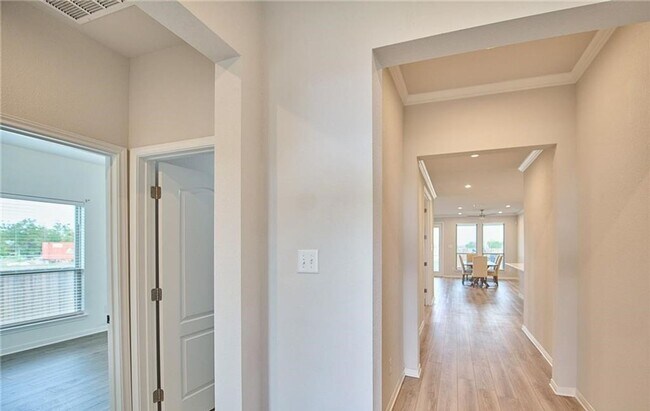 Foto del edificio - Price Drop!  Viewable Now!