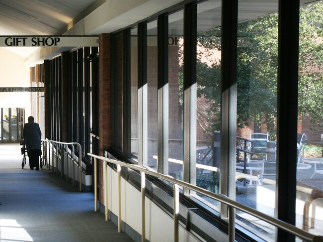 Toma la rampa hasta la cafetería y tienda de regalos - St. Elizabeth Hall