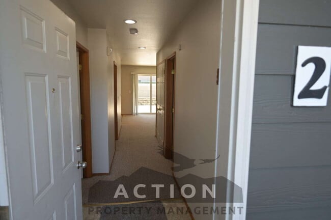 Building Photo - Super clean 2 bed 1 bath apartment in Port...