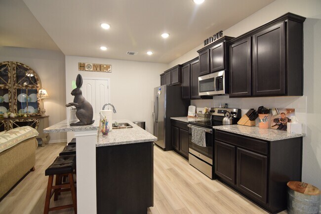 Building Photo - 808 Friar Tuck Dr