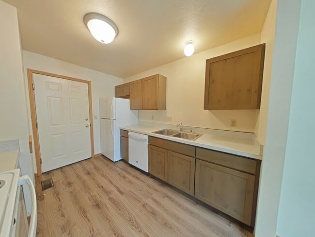 Building Photo - Beautiful 3 Bedroom 1.5 bath with attached...