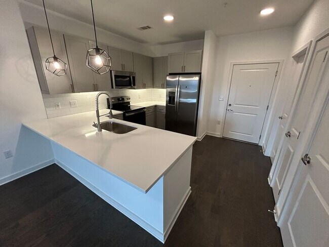 Foto del edificio - Beautiful 1-Bedroom Townhouse with Modern ...