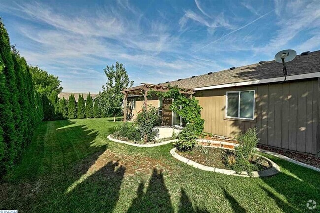 Building Photo - 531 Smoketree pl