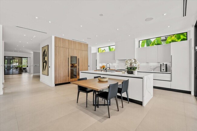 Foto del edificio - 715 NE 77th St