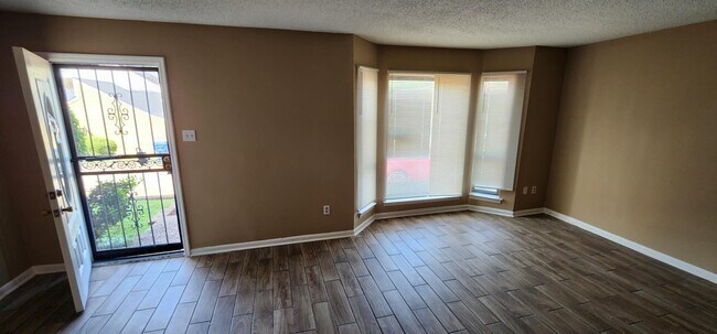 Foto del edificio - 5265 Chatfield Dr