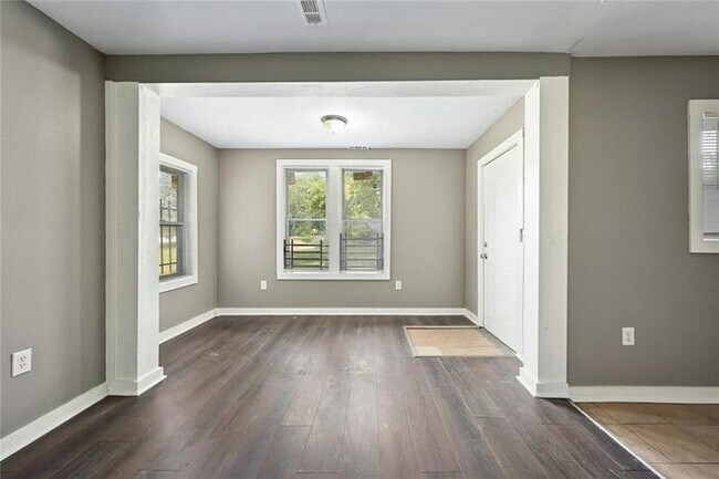 Foto del edificio - Updated 2 bed 1 bath house on large lot.