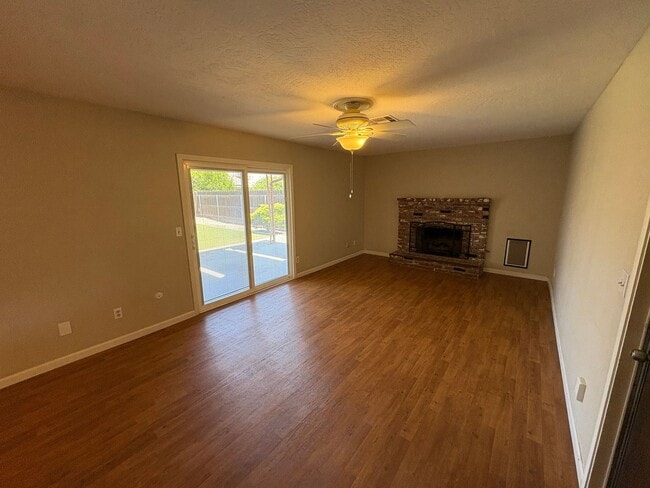 Building Photo - Charming home available now for rent in Ha...