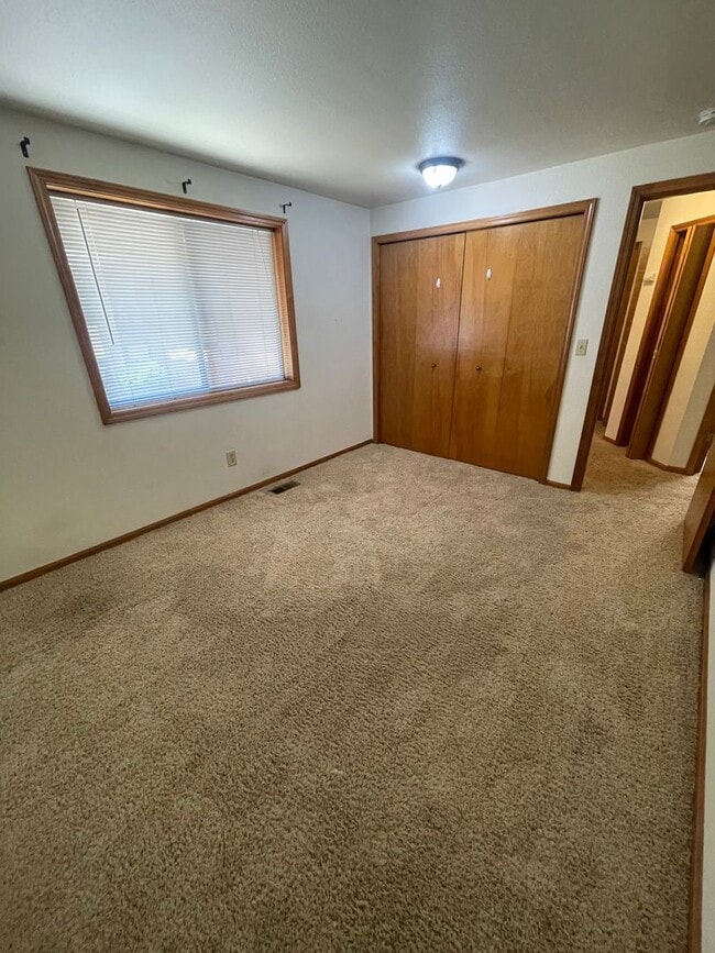 Building Photo - 3 Bedroom Home on Large Corner Lot!