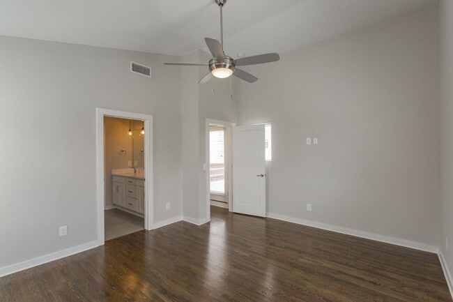 Foto del edificio - East Nashville with Roof-top Deck and 2 car garage!!