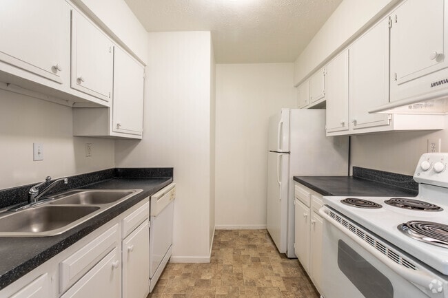 2 Br, 1 Ba - 950 SF - Patriot on the Grand ( FKA Grandview Pointe)