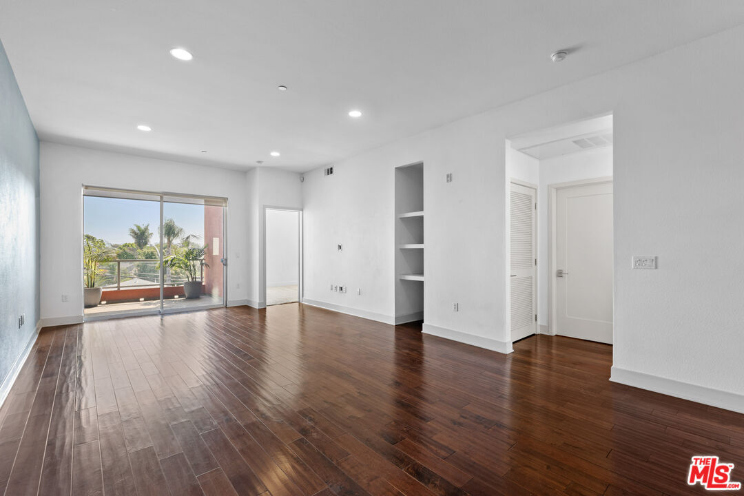 4211 Redwood Ave Unit 303, Los Angeles, CA 90066 Room for Rent in Los