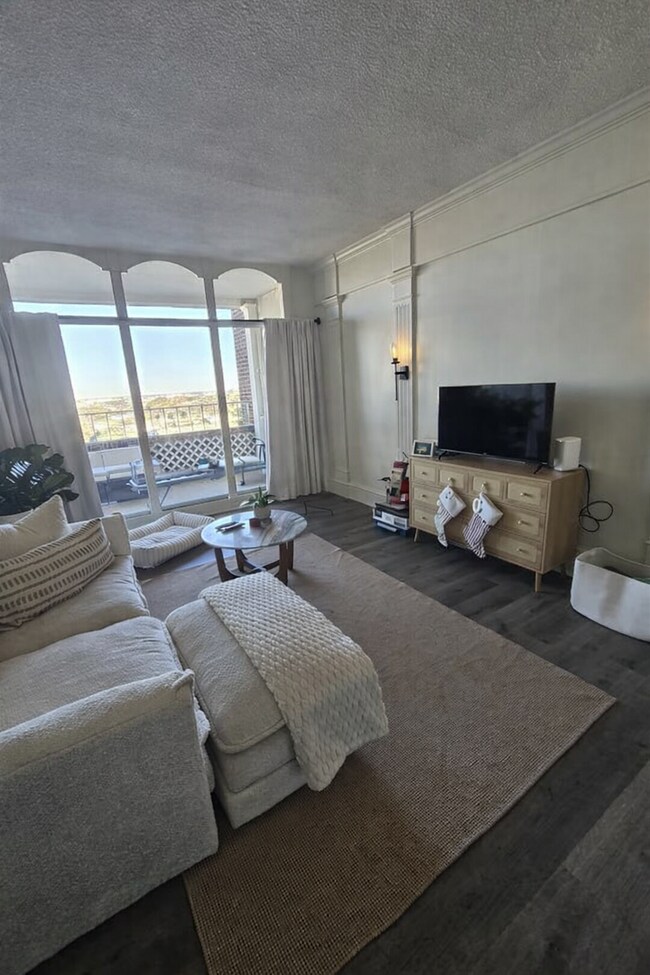 Building Photo - 14 Lockwood Dr