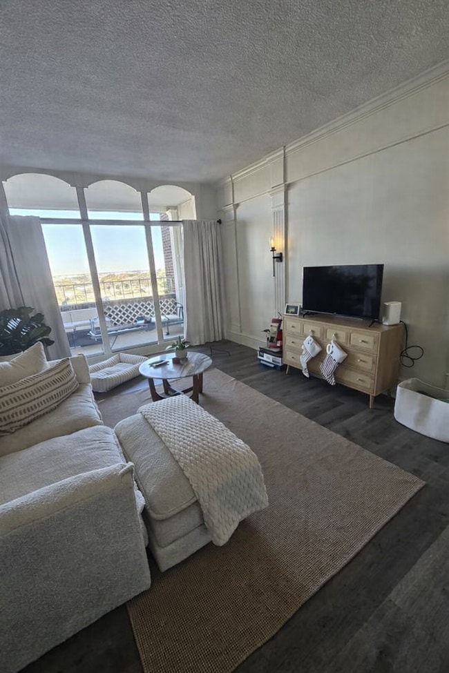 Building Photo - 14 Lockwood Dr