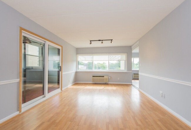 Building Photo - 555 Gorge Rd
