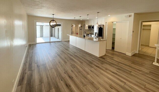 Foto del edificio - 852 E Three Fountains Dr