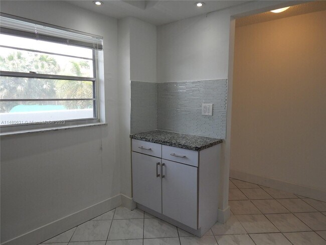 Foto del edificio - 4000 NE 170th St