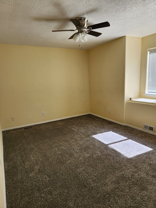 bed 1 - 9517 San Rafael Ave NE