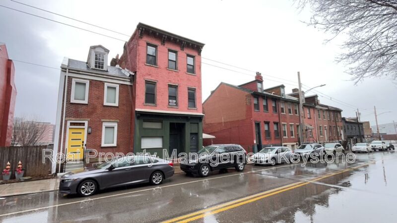 Primary Photo - 421 E Carson St