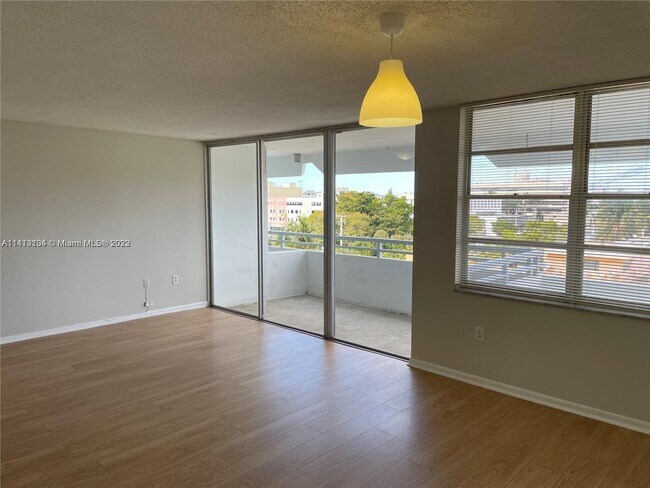 Foto del edificio - 1080 94th St