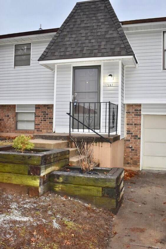 17307 East 48th St Ct S, Independence, MO 64055 Townhouse for Rent in