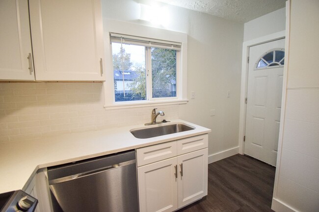 Building Photo - New Lowered Rent! Newly Renovated 3-Bedroo...