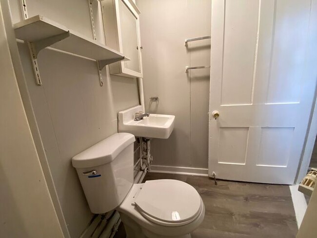 Building Photo - Spacious Renovated 1 Bedroom Apartment - 5...