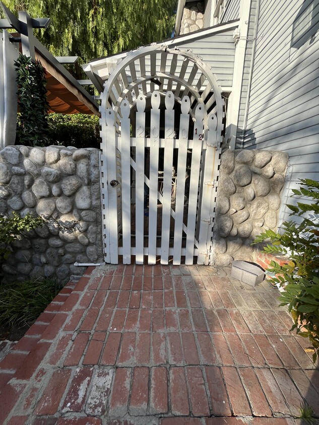 Front Entryway - 2020 Coldwater Canyon Dr