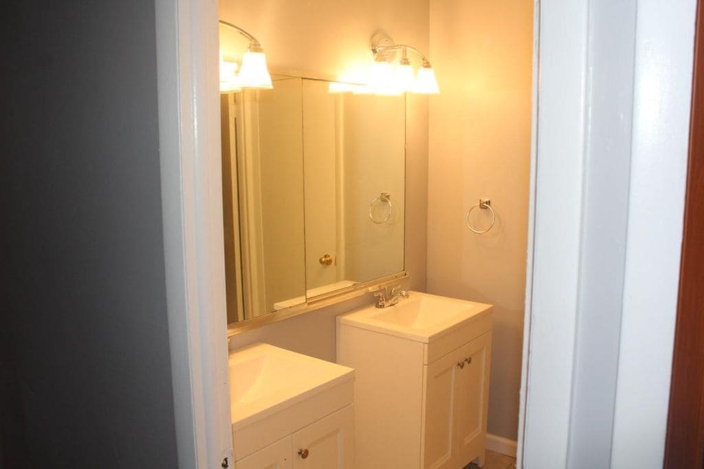 Beautiful Renovated Bathroom - 33 memphis ct