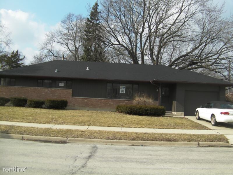 Building Photo - 3 br, 1.5 bath House - 4 East Rocket