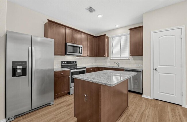 Foto del edificio - 400 Bedford Falls Ln
