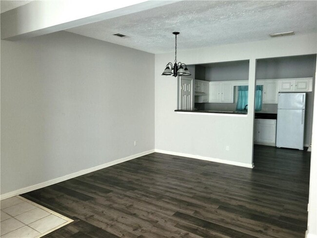 Foto del edificio - 7620 Creekside Ln