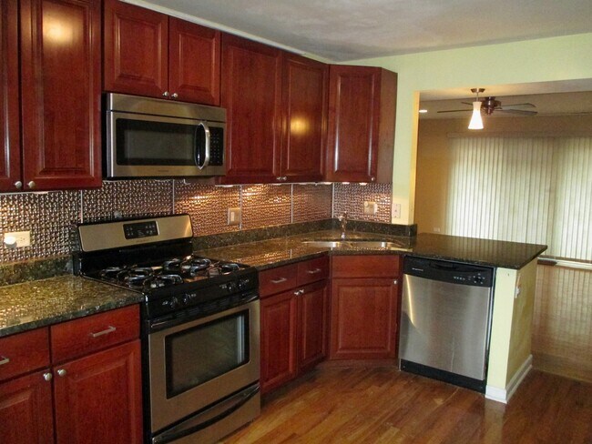 Building Photo - 6415 N Damen Ave