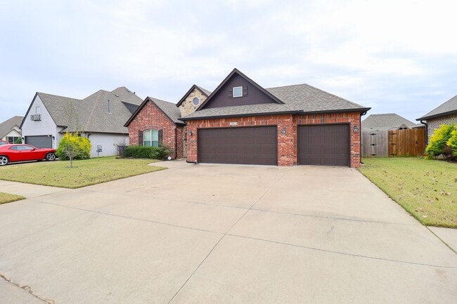 Building Photo - LARGE 3 Bed | 2 Bath | PLUS Flex Room | Broken Arrow