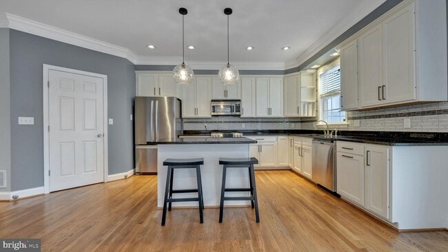 Building Photo - 1833 Drew St